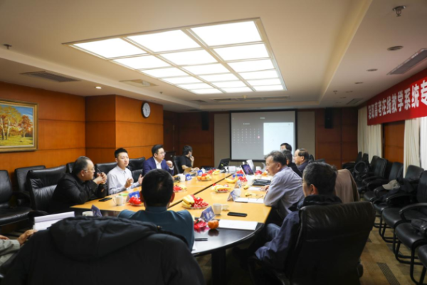 鸿文教育“轻取高考在线”教学系统专家研讨会在京顺利举办