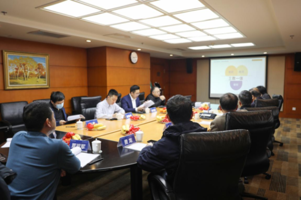 鸿文教育“轻取高考在线”教学系统专家研讨会在京顺利举办