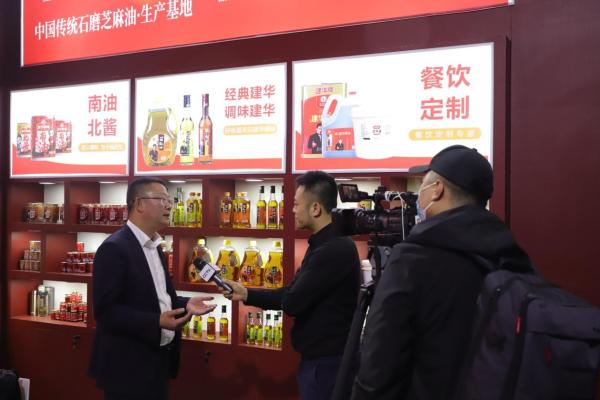 建华食品在第104届全国糖酒会隆重登场