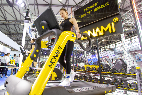 直击2021 IWF巍得健身现场：法国MONAMI®麦纳力AKIRA系列三代跑步机“豪麦”惊艳问世！