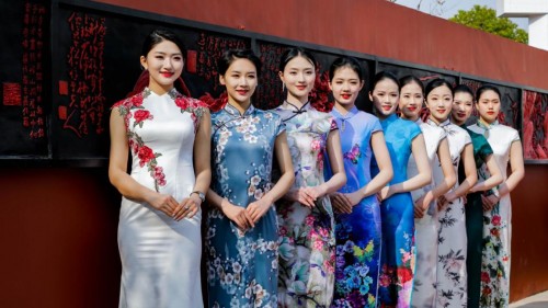 世界旅游小姐亮相扬州世园会，绘写万紫千红