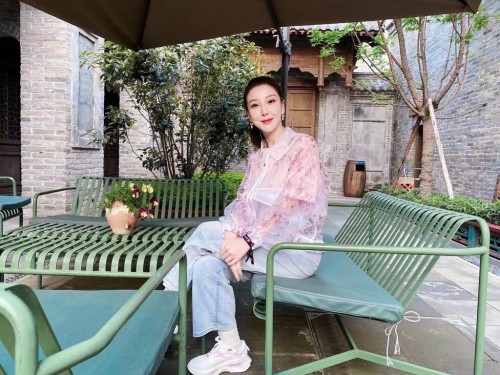 周波受邀参加李宁21秋冬潮流发布会肖战新造型云走秀