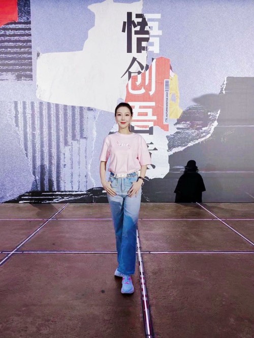 周波受邀参加李宁21秋冬潮流发布会肖战新造型云走秀
