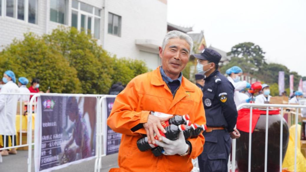 伊例家打酱油节登上央视新闻，万人打酱油共赏古牡丹