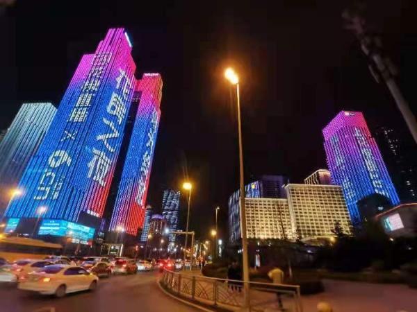 “花房之夜”霸屏青岛地标，花房集团秀出“品牌朋友圈”