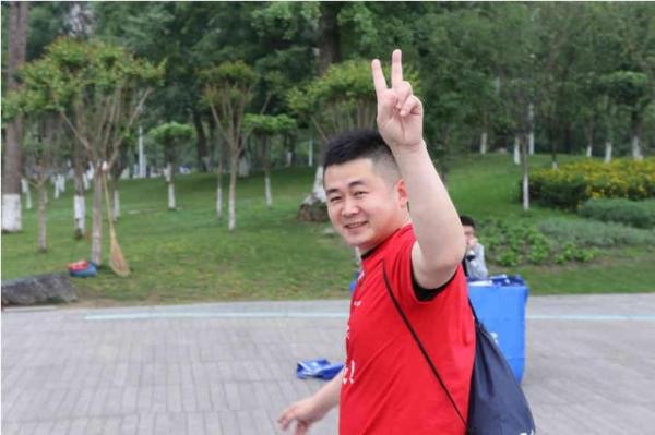 邛崃市举行“一本图书的行走，红色精神的传承”公益徒步活动