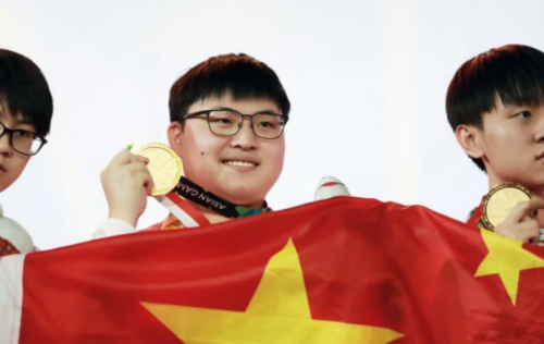 龚俊化身电竞少年，携手UZI双排开黑兄弟情！