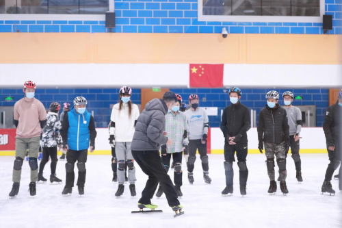 共同推动青少年冰雪运动成长，短道速滑冠军隋宝库现场教学
