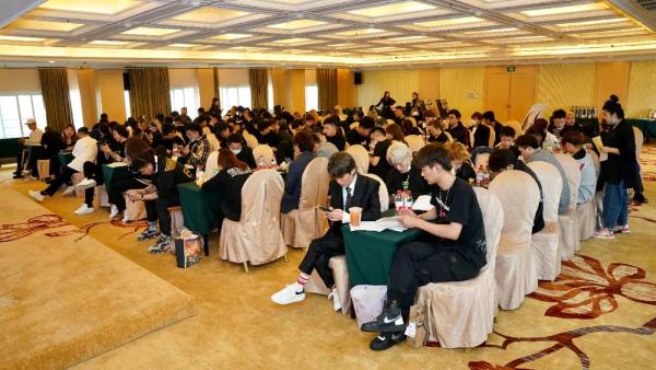 侨治 | 20年，他们不断在刷新美发业历史