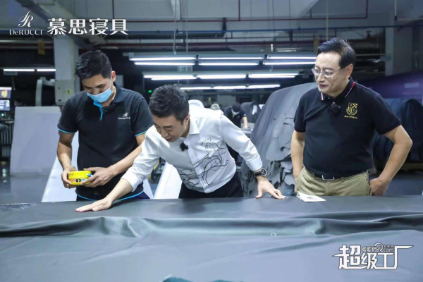 被央视网点名表扬,慕思超级工厂为何让名嘴陈伟鸿连连感叹?