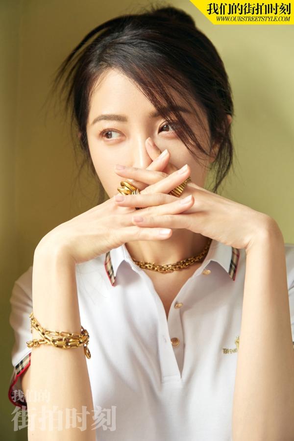 不愧是女神！“中戏校花”曾黎气质演绎绝美街拍大片，与比音勒芬一起乘风破浪