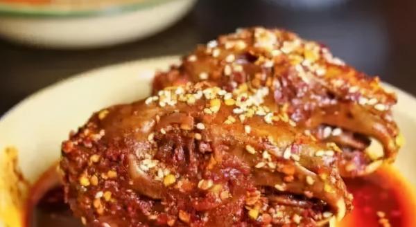 美食博主评最辣食物Top 5，据说新疆美食辣到让人“喷火”