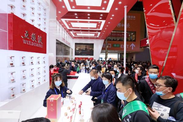 以“中国红”为背景的五粮液展台 都有哪些吸引客商的参展产品？