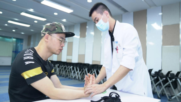 黄耿沛主任带领深圳龙脊康医生团队为腾讯CSIG团队带来脊椎健康讲座