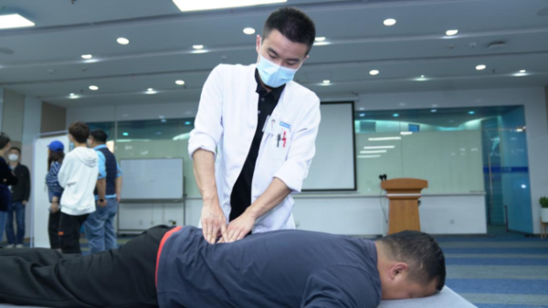 黄耿沛主任带领深圳龙脊康医生团队为腾讯CSIG团队带来脊椎健康讲座