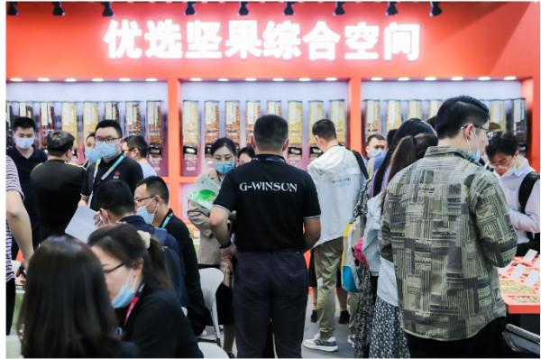  新锐零食品牌“知味轩”亮相中食展 天然原香坚果引众人驻足品香