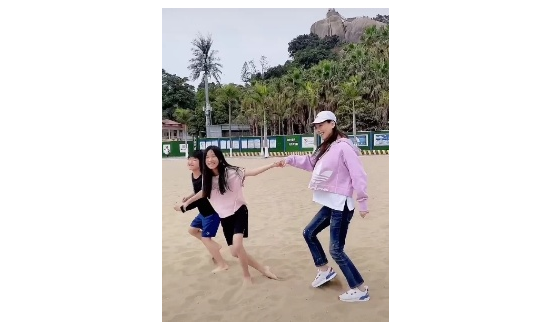张庭穿西装亮相 女王风范十足