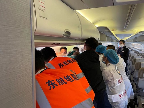 东航执飞首架运送灾区伤员航班顺利抵昆