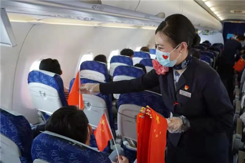 在万米高空上学习延安精神 东航推出“南京-延安”红色主题航班
