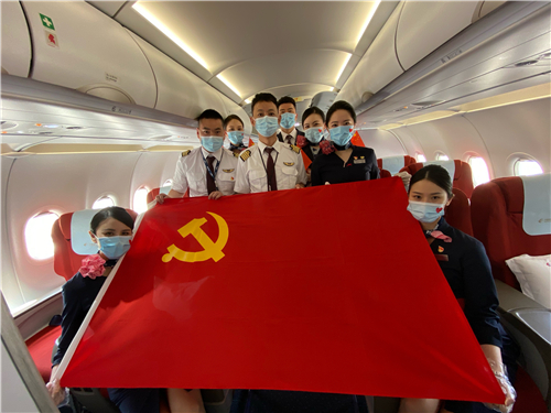 在万米高空上学习延安精神 东航推出“南京-延安”红色主题航班