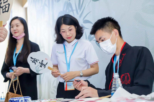 东阿阿胶•花简龄夏日宠粉节 “认真生活 简单养生”