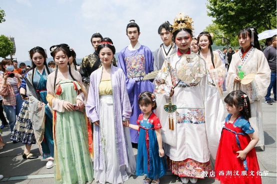 西湖汉服文化节揭幕，大量爱好者跨城体验古人生活