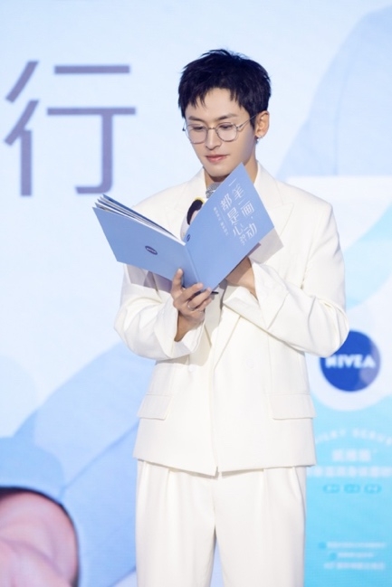 张哲瀚现身上海时尚活动，实力担当“护肤达人” 妮维雅携手张哲瀚，带来全新小奶瓶磨砂乳