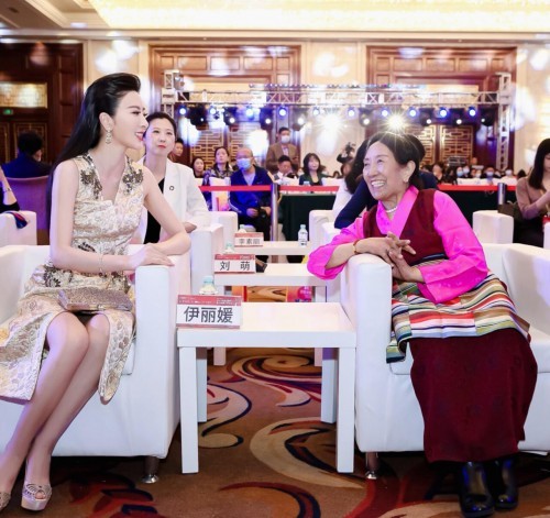 伊丽媛荣获“2021中国十大品牌女性奖”，聆听女性声音，见证女性风采！