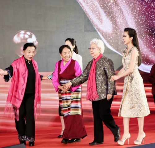 伊丽媛荣获“2021中国十大品牌女性奖”，聆听女性声音，见证女性风采！