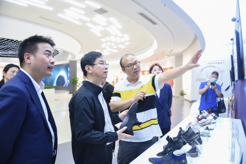 省委宣传部副部长盛世豪来奥康调研