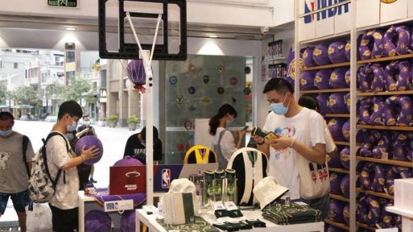 NBA季后赛开球，砸出名创优品网红店
