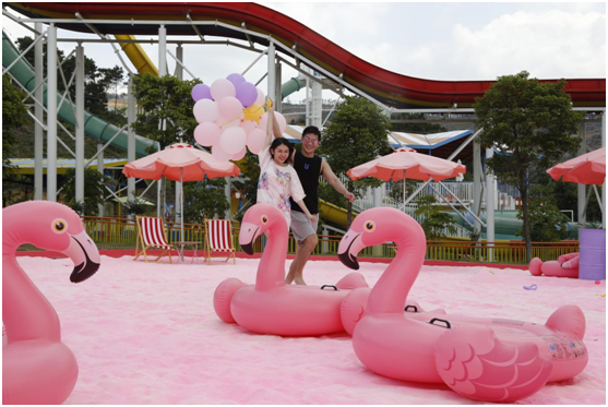 广东景区推粉色沙滩表白服务，创客小伙成功收获爱情！