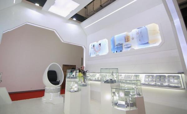 中国发光，克拉自由 Light Mark小白光亮相首届中国国际消费品博览会