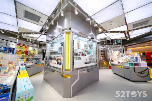 收藏玩具品牌52TOYS又开新店，上海首店落户环贸iapm
