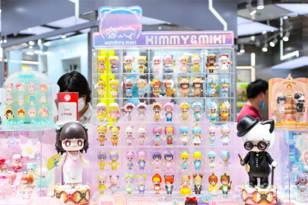 收藏玩具品牌52TOYS又开新店，上海首店落户环贸iapm