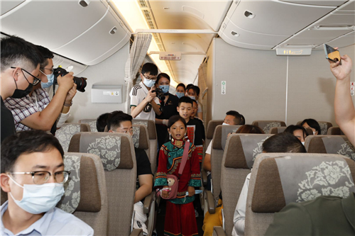 听！歌唱党的彝族少年歌声正在东航天府—虹桥首航航班上响起