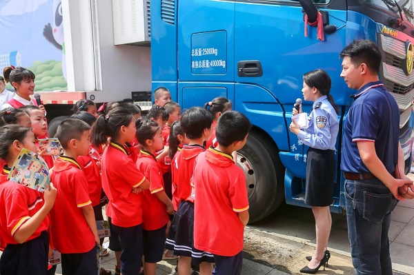 传承红色基因 守护美丽乡村 欧曼助推“交通安全大篷车红色之旅”正式起航