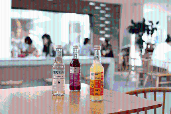 来北京老胡同串门“斜杠青年”酒分之一