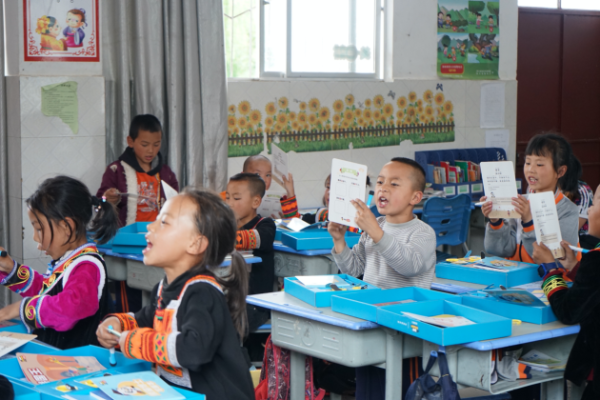 72小时、2000公里，好未来旗下熊猫博士赴四川山区小学捐赠学习物资