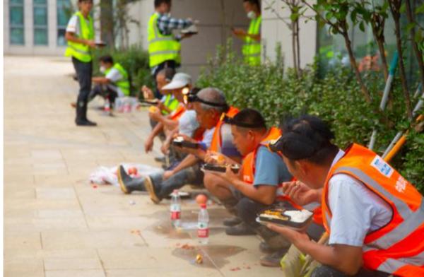 热饭来了！好想你感恩送热饭 支援医院灾后重建！