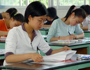探访上海中考考场中的初三复读学生们