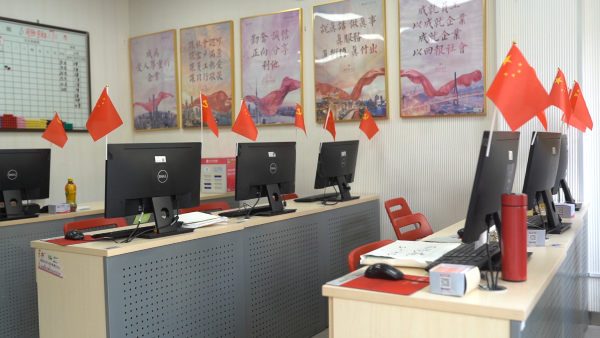 太平洋房屋20万手持红旗在上海汇成一种红，中国红！