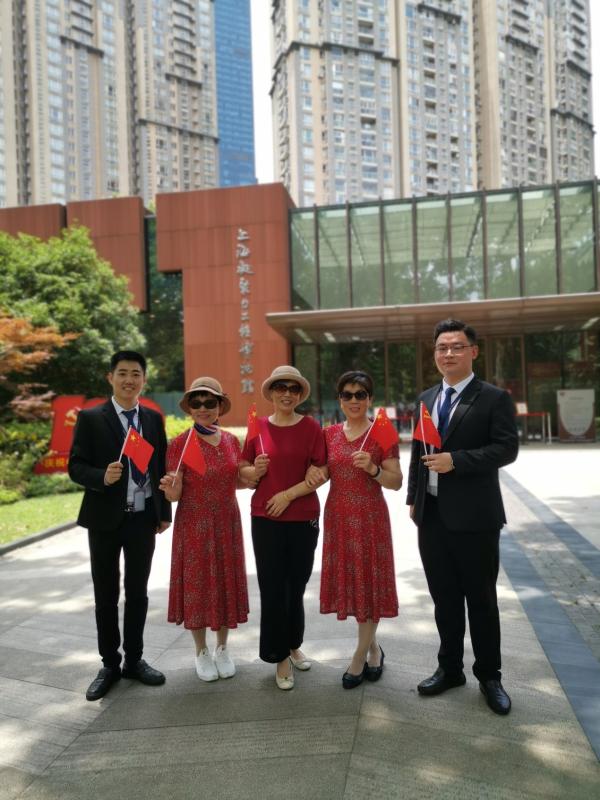太平洋房屋20万手持红旗在上海汇成一种红，中国红！