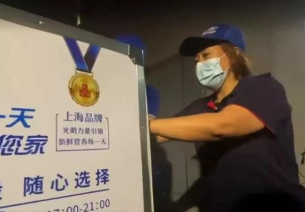 《新闻夜线》光明乳业荣获上海市市长质量奖特别报道