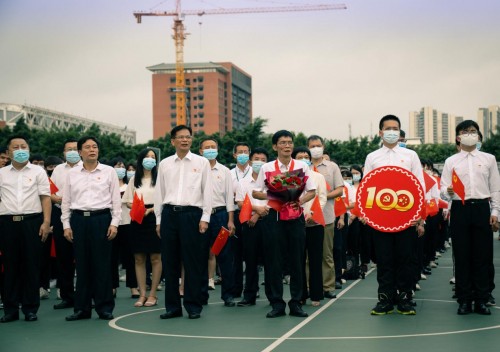  我校举行庆祝中国共产党成立100周年升国旗仪式暨重温入党誓词活动