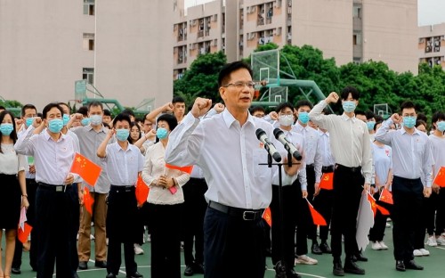  我校举行庆祝中国共产党成立100周年升国旗仪式暨重温入党誓词活动