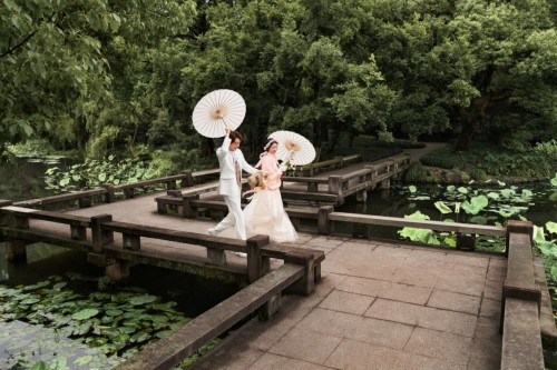 铂爵旅拍写意杭州园林，复古婚纱照拈手即来