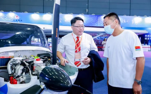 2021湖南通用航空产业博览会开幕，省委书记许达哲参观翔龙飞机展区