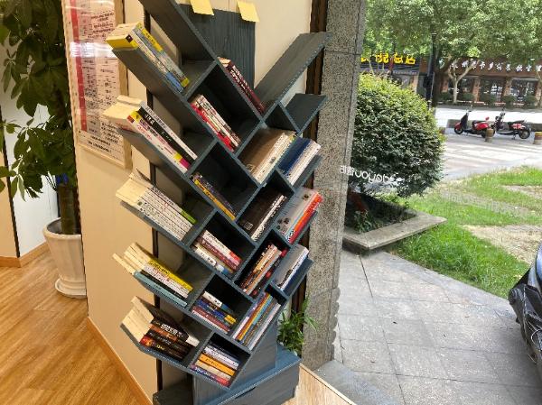 杭州德佑一店东，在市中心开300平门店，设免费书屋服务居民！