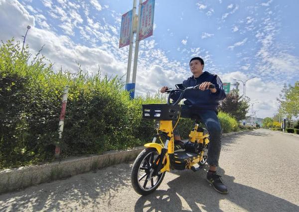 松果出行新型电单车“风火轮”在兰洽会引人瞩目